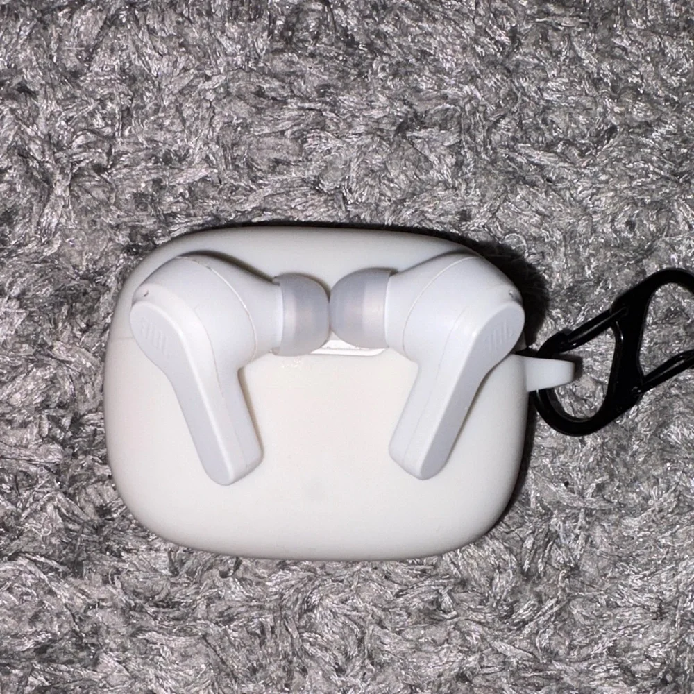 JBL VIBE 200TWS Wireless Earbuds with Case and Charger Cord, Lightly Used